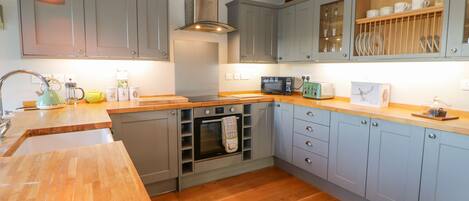 Cottage | Private kitchen | Microwave, stovetop, dishwasher, cookware/dishes/utensils