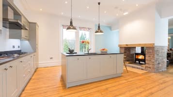 Cottage | Private kitchen | Dishwasher, cookware/dishes/utensils