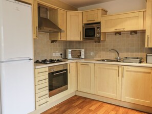 Cottage | Private kitchen | Microwave, stovetop, dishwasher, electric kettle - 4 Bredon Court (Newquay)