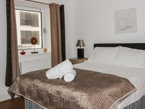 Cottage | 3 bedrooms, individually decorated, individually furnished, free WiFi - 4 Bredon Court (Newquay)