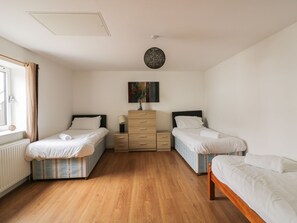 Cottage | 3 bedrooms, individually decorated, individually furnished, free WiFi - 4 Bredon Court (Newquay)