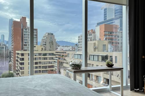 Chambre supérieure, 1 très grand lit | Coffre-fort pour ordinateur portable, bureau