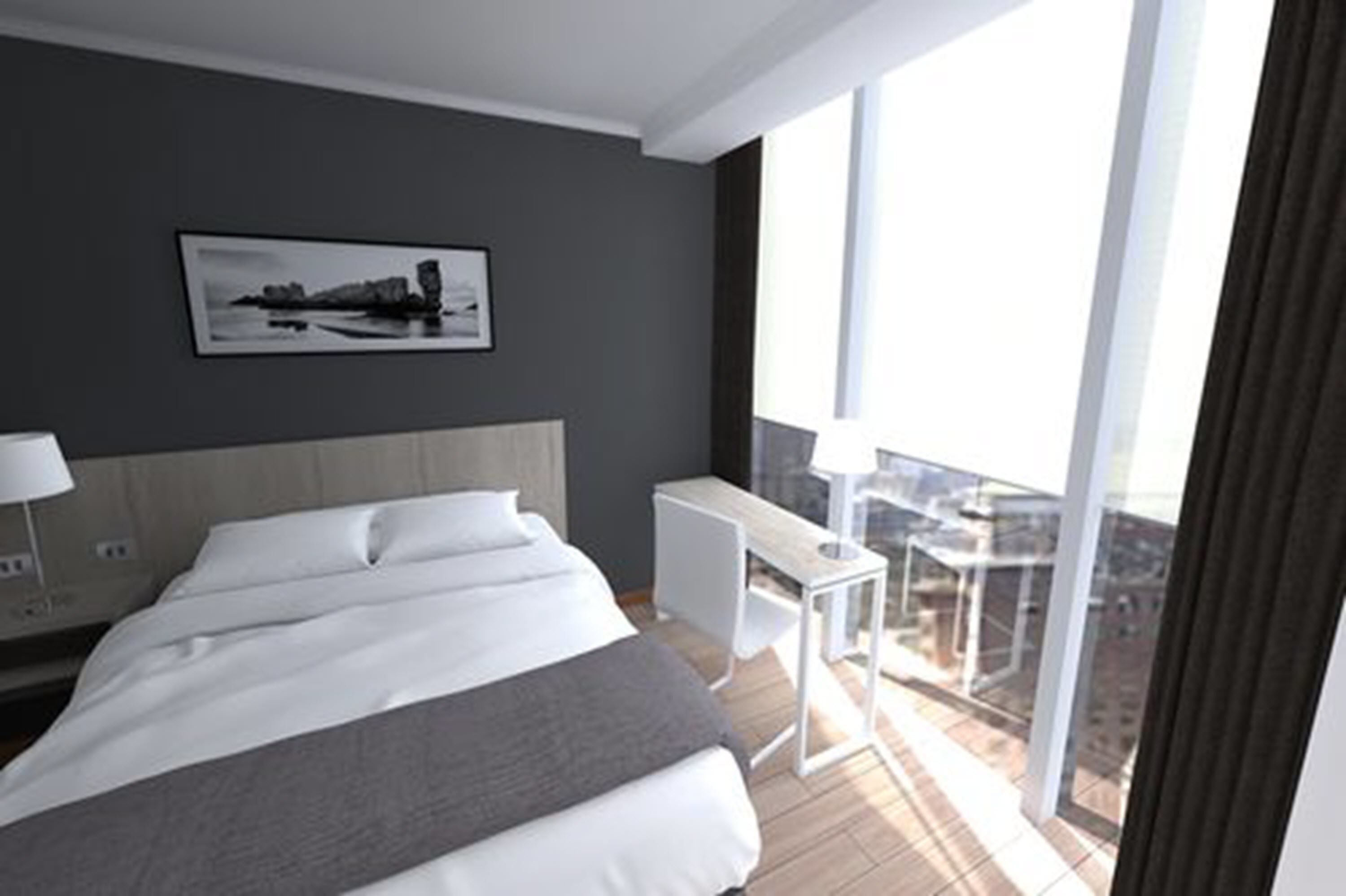 客房内保险箱、办公桌、笔记本电脑工作区、遮光窗帘