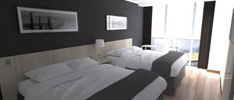Una habitación de hotel con dos camas, un ventanal grande y un balcón.