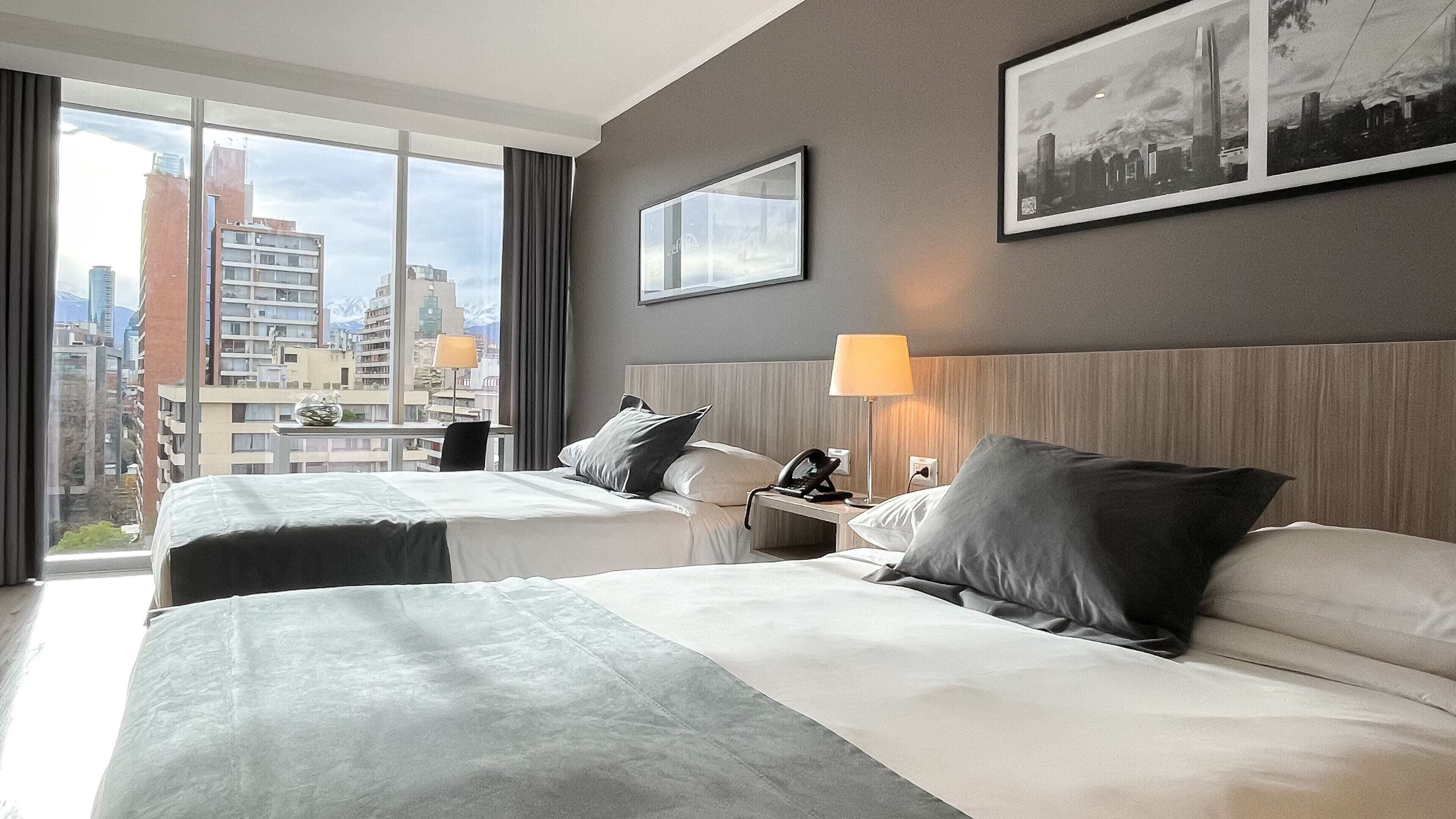 客房内保险箱、办公桌、笔记本电脑工作区、遮光窗帘