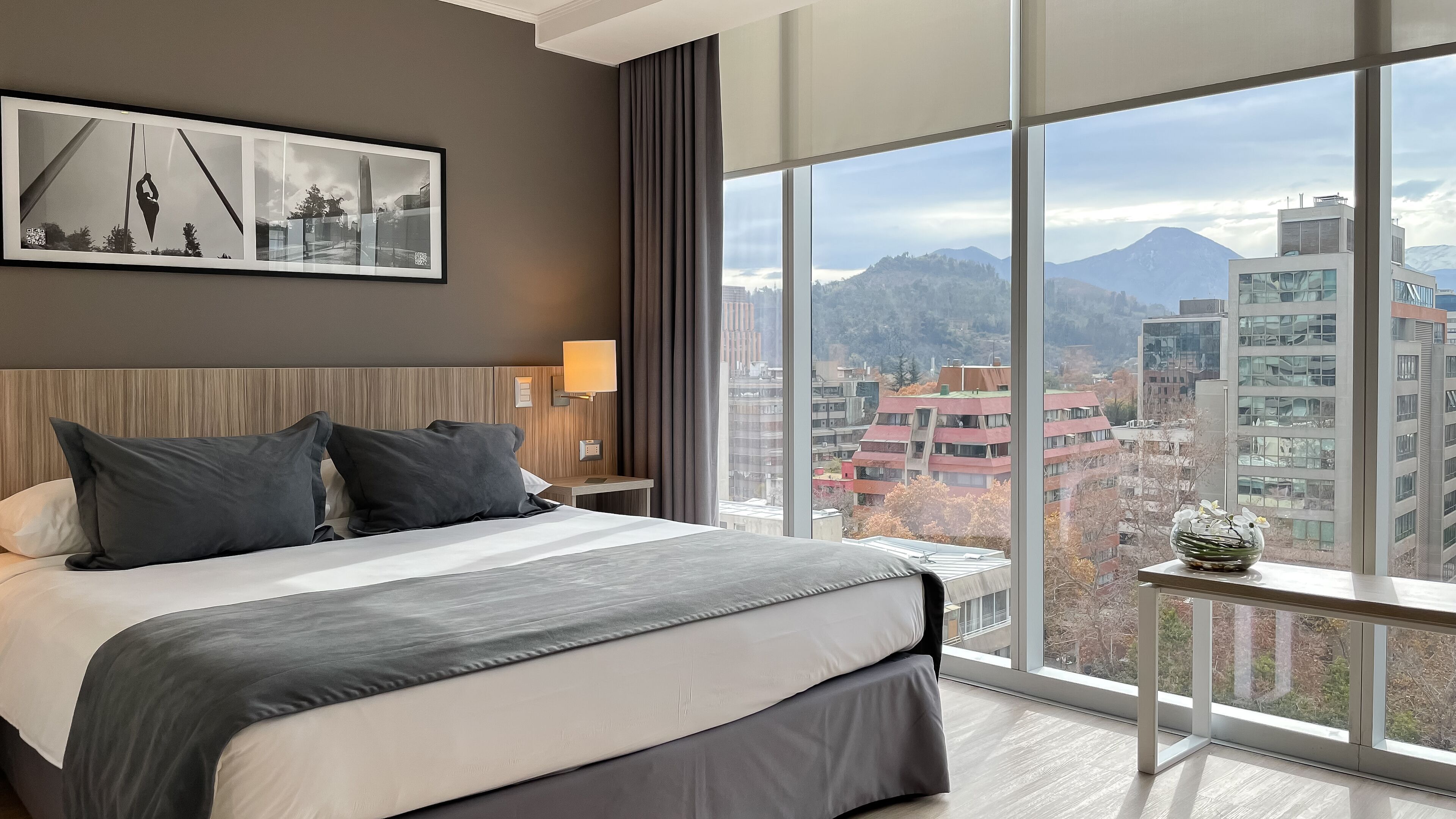 客房内保险箱、办公桌、笔记本电脑工作区、遮光窗帘