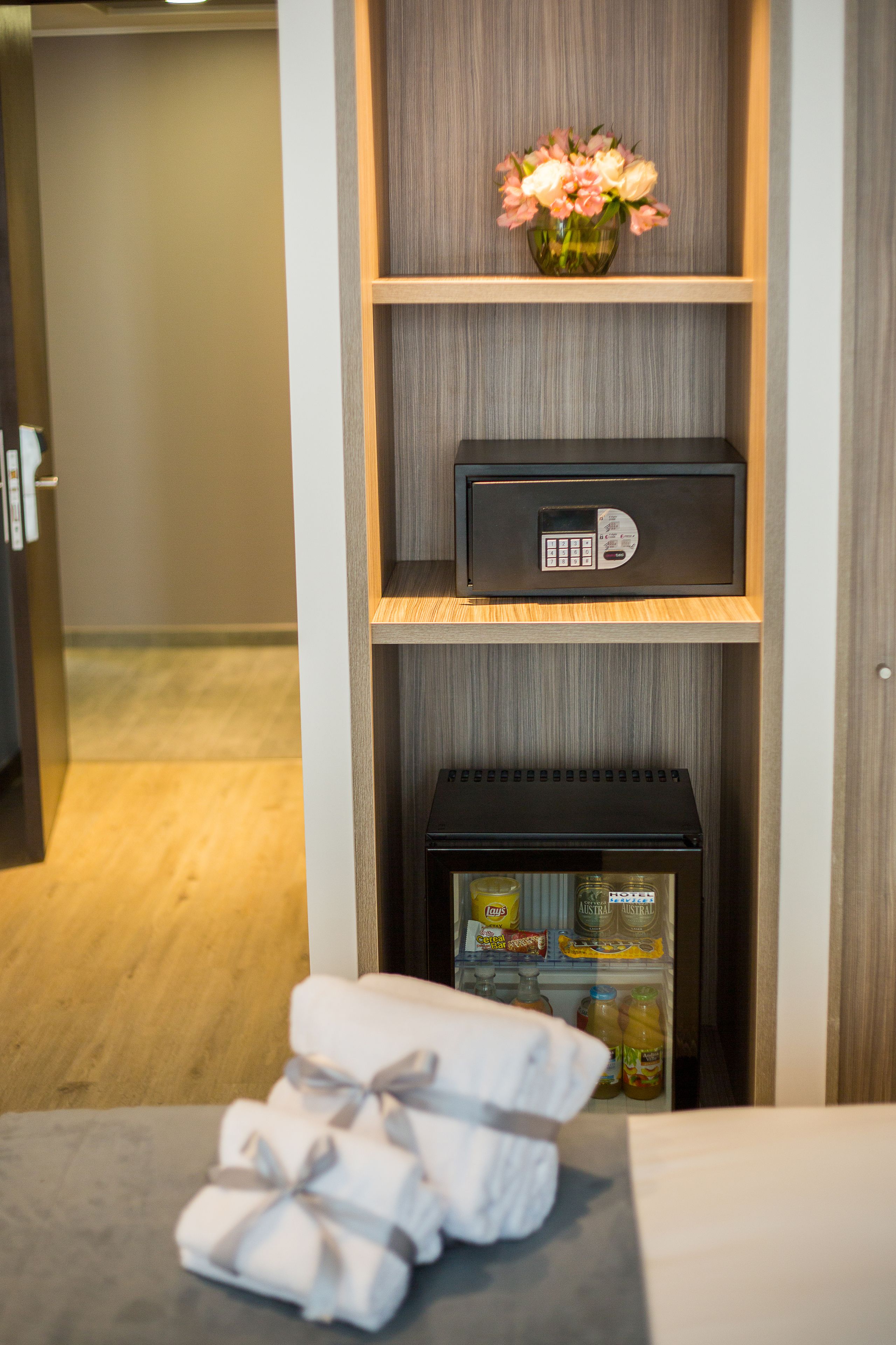 superior room, 1 king bed | minibar