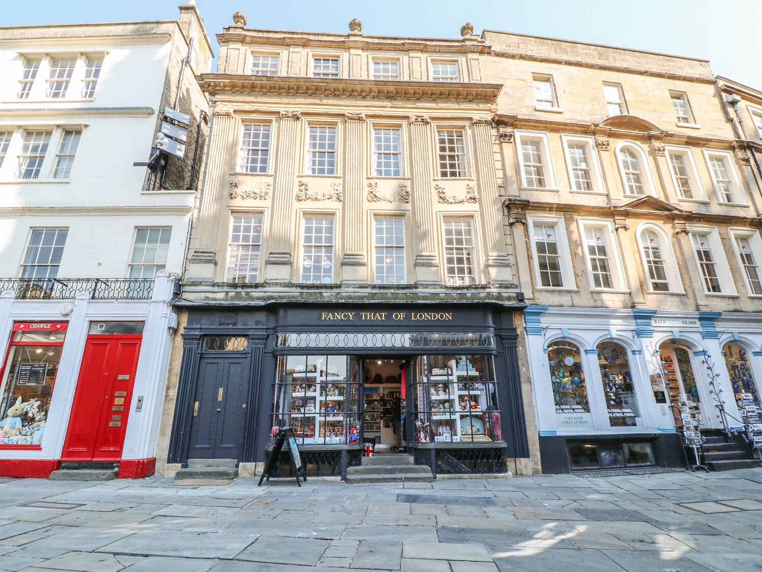 Un edificio histórico con una tienda llamada "Fancy That of London" en la planta baja.