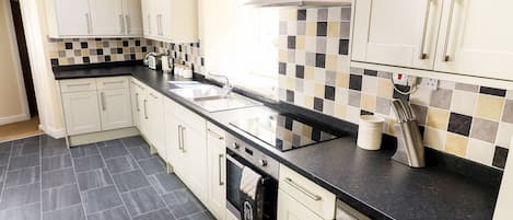 Microondas, placa de cocina, lavavajillas, silla alta para bebés