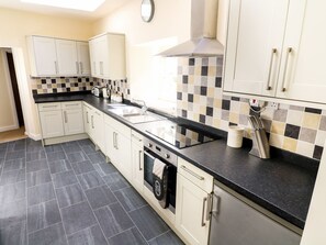 Casa de campo | Cocina privada | Microondas, parrilla de estufa, lavavajillas y periquera 