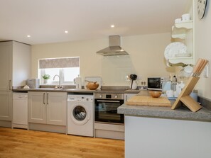 Cottage | Private kitchen | Fridge, microwave, stovetop, dishwasher - Woodpecker Lodge (Langport)