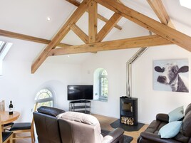 Cottage | Living room | TV, fireplace