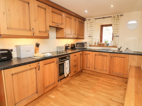 Cottage | Private kitchen | Microwave, stovetop, dishwasher, highchair