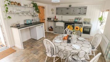 Cottage | Cuisine privée | Batterie de cuisine, vaisselle et ustensiles