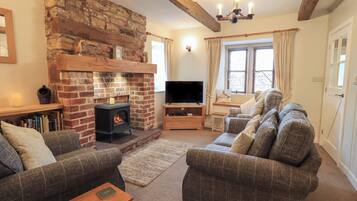Cottage | Living area | Fireplace, DVD player