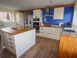 Cottage | Private kitchen | Microwave, stovetop, dishwasher, highchair