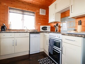 Cottage | Private kitchen | Fridge, dishwasher, electric kettle, toaster - Maple Lodge (Bodmin)