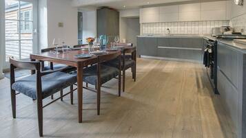 Cottage | Private kitchen | Microwave, stovetop, dishwasher, cookware/dishes/utensils