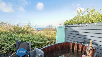 Cottage | Outdoor spa tub