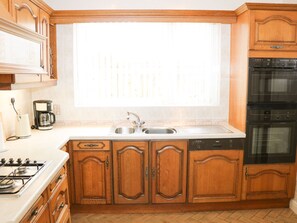 Microondas, placa de cocina, lavavajillas, utensilios de cocina