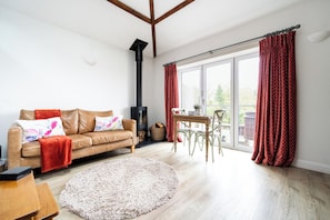 Cottage | Khu phòng khách | TV, lò sưởi