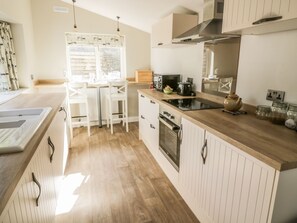 Cottage | Private kitchen | Stovetop, dishwasher, cookware/dishes/utensils