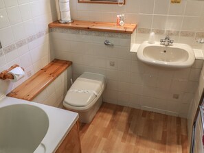 Cottage | Badkamer | Een bad/douchecombinatie