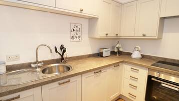 Cottage | Private kitchen | Fridge, microwave, stovetop, dishwasher