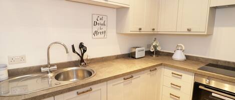 Cottage | Dapur pribadi | Lemari es, microwave, kompor, dan mesin pencuci piring