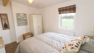 Cottage | 2 bedrooms, individually decorated, individually furnished