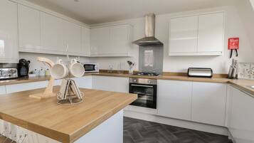 Cottage | Private kitchen | Dishwasher, cookware/dishes/utensils