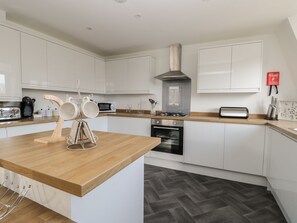Cottage | Private kitchen | Dishwasher, cookware/dishes/utensils - Manor Heath - The Penthouse (Scarborough)