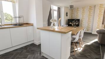 Cottage | Private kitchen | Dishwasher, cookware/dishes/utensils