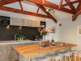 Microondas, placa de cocina, lavavajillas, tetera/pava eléctrica