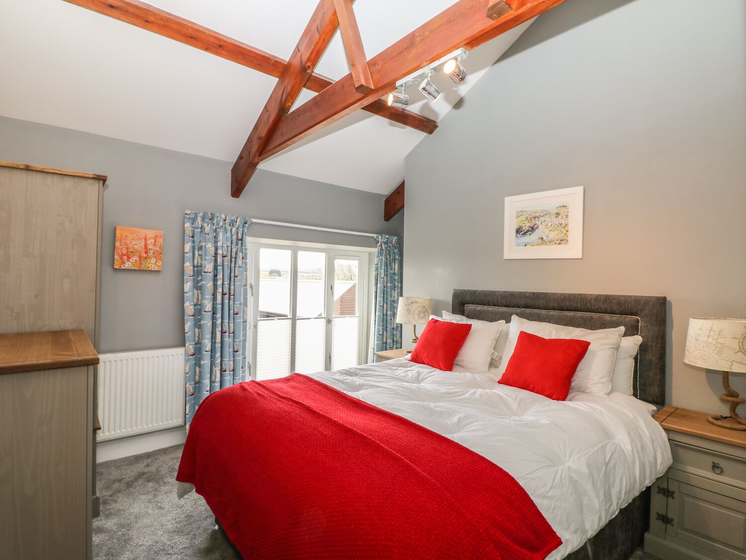 2 عدّة غرف نوم وبديكورات فريدة لكل غرفة وطراز فريد لكل وحدة