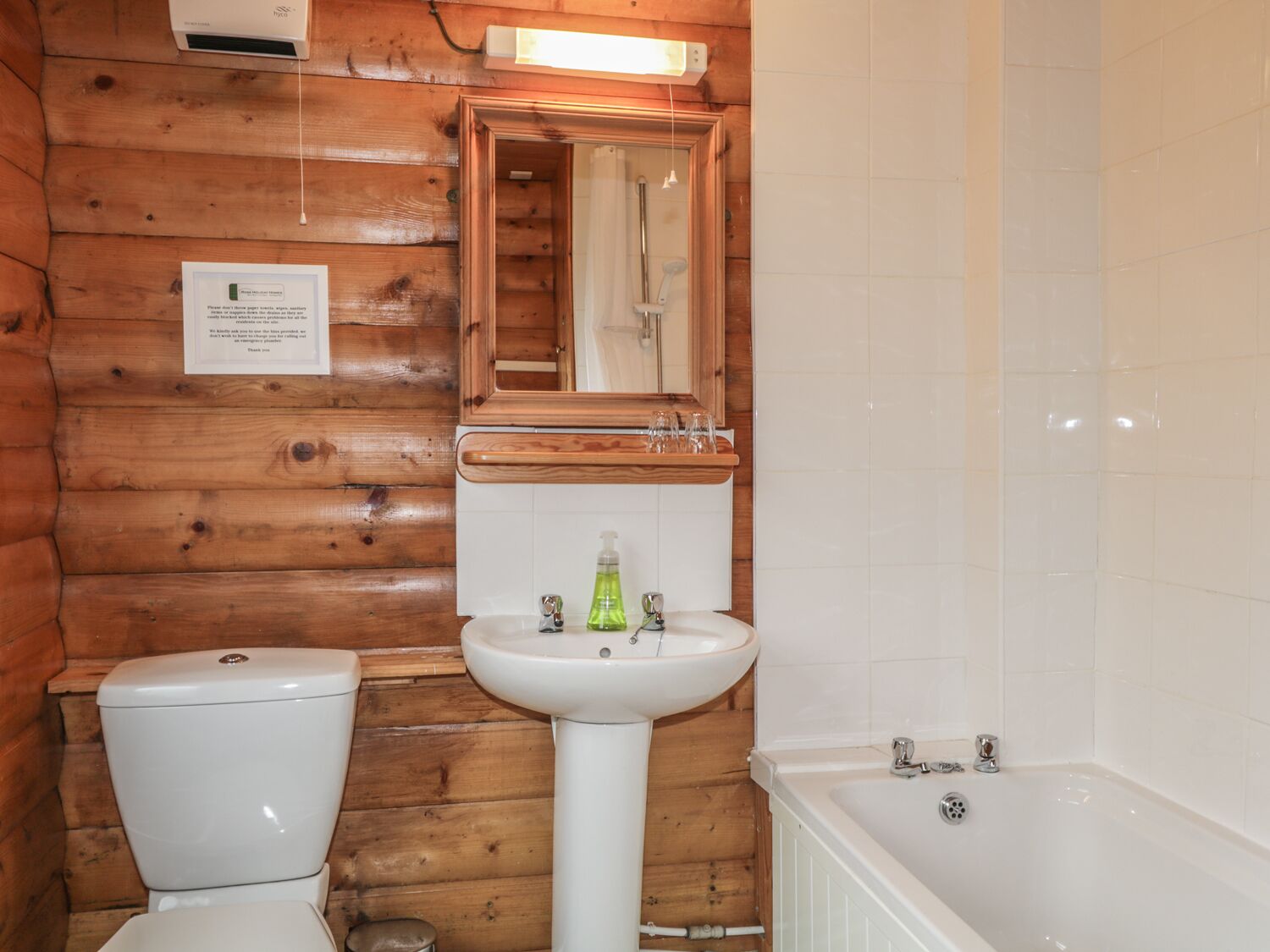 Cottage | Badkamer | Een douche