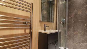 Cottage | Bathroom | Shower