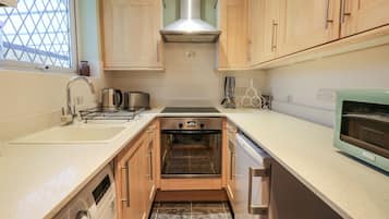 Cottage | Private kitchen | Cookware/dishes/utensils