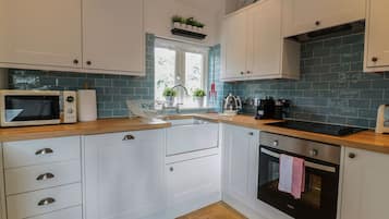 Cottage | Bếp riêng | Tủ lạnh, lò nướng, bếp nấu, máy rửa bát