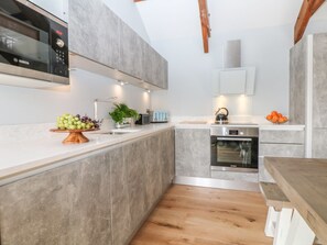 Cottage | Private kitchen | Microwave, stovetop, dishwasher, electric kettle - Helford (Penryn)