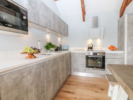 Microondas, placa de cocina, lavavajillas, tetera/pava eléctrica