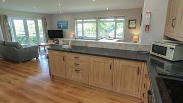 Cottage | Private kitchen | Dishwasher, cookware/dishes/utensils