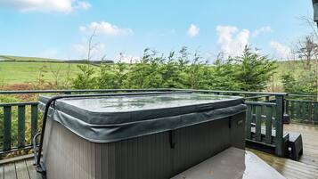 Cottage | Outdoor spa tub