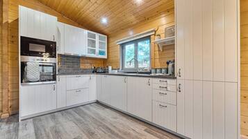 Cottage | Privékeuken | Een microgolfoven, een kookplaat, een vaatwasser