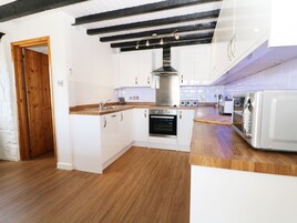 Cottage | Private kitchen | Fridge, microwave, dishwasher, highchair