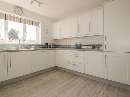 Refrigerador, lavavajillas, utensilios de cocina