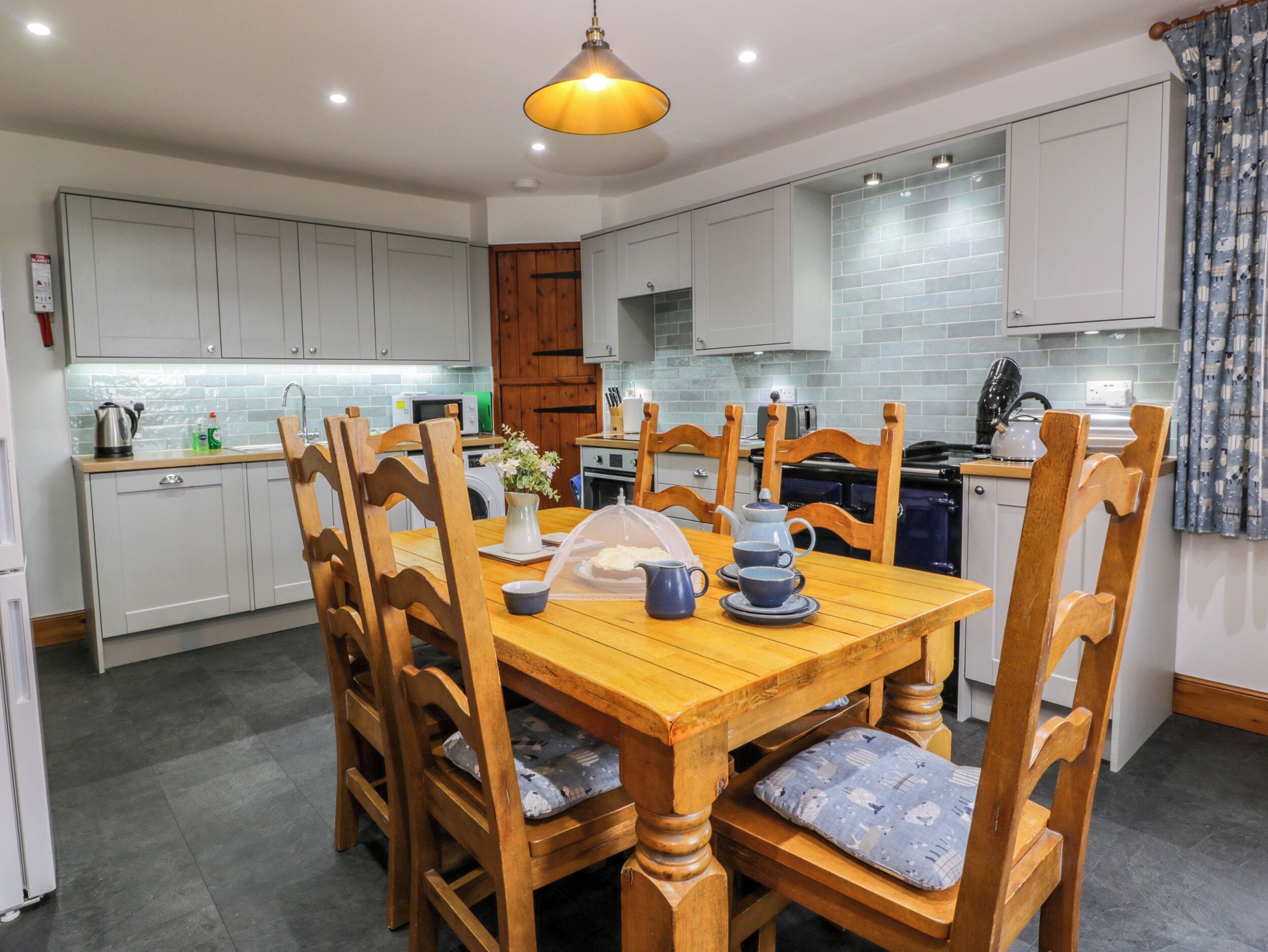 Cottage | Private kitchen | Microwave, stovetop, dishwasher, electric kettle