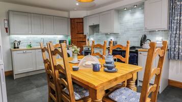 Cottage | Private kitchen | Microwave, stovetop, dishwasher, electric kettle