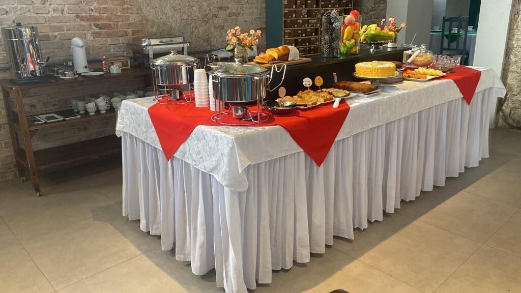 Una mesa de buffet con diversos alimentos y una estación de café.