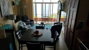 Standard Condo, 1 Bedroom, Kitchen, Ocean View | Living area | Smart TV